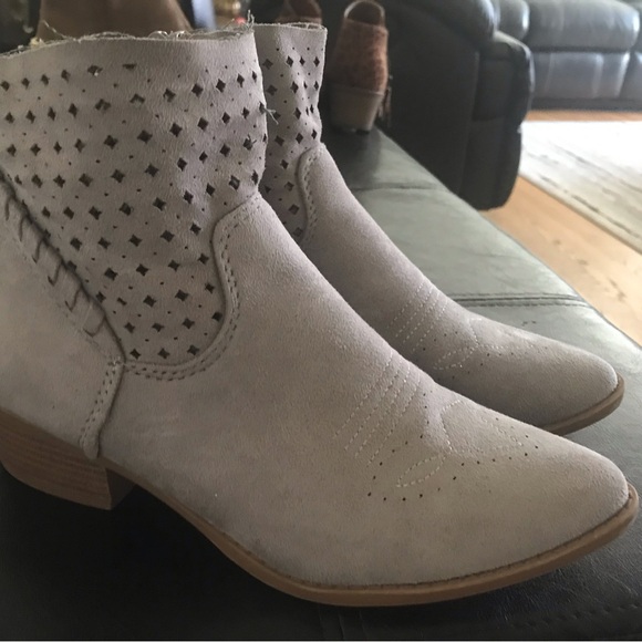 Womens boots - Picture 2 of 3